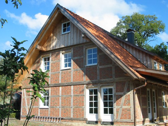 Ein Fachwerkhaus mit zurück springendem Eingangsbereich