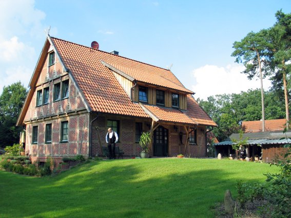 Ein Fachwerkhaus mit Schleppdach über dem Eingang